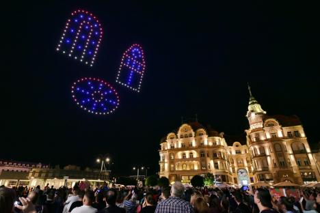 Premieră impresionantă în Oradea: Piaţa Unirii a fost 'asaltată' de drone luminoase, care au desenat pe cer Vulturul Negru (FOTO / VIDEO)