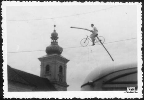 Acrobat pe cer! Spectacol periculos în Oradea: a mers pe sârmă între clădirea Primăriei și biserica de vizavi