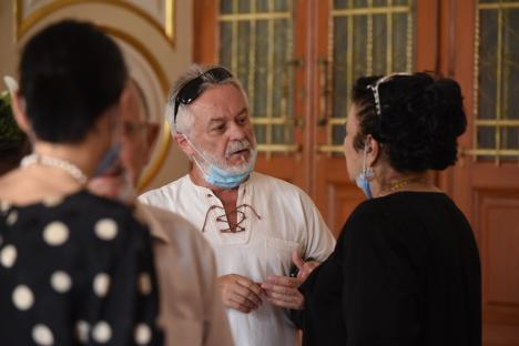 Mircea Bradu, ultima vizită la Teatru. Familia şi oamenii de cultură din Bihor şi-au luat rămas bun de la dramaturg (FOTO)