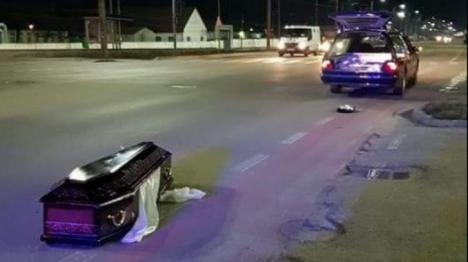 Scene horror, în trafic: Un sicriu a căzut din maşina mortuară cu tot cu mort (VIDEO)