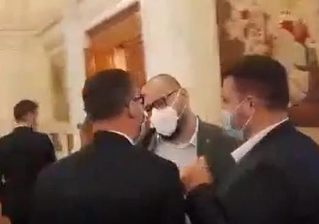 Scandal cu îmbrânceli în Parlament: Deputatul USR Bihor Silviu Dehelean, făcut „păduche” de un rival de la AUR (VIDEO)