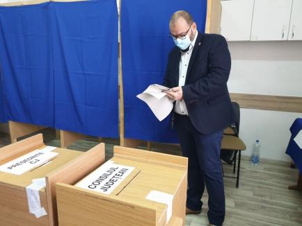 Şeful USR Bihor, Silviu Dehelean, spune că a votat „pentru un nou val de politicieni” (FOTO / VIDEO)