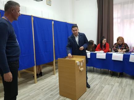 Liderul USR Bihor, Silviu Dehelean, de dimineaţă la vot: 'E prima oară când avem ocazia ca în turul doi să alegem între doi candidaţi buni' (FOTO / VIDEO)
