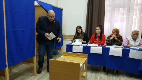 Liderul USR Bihor, Silviu Dehelean, de dimineaţă la vot: 'E prima oară când avem ocazia ca în turul doi să alegem între doi candidaţi buni' (FOTO / VIDEO)