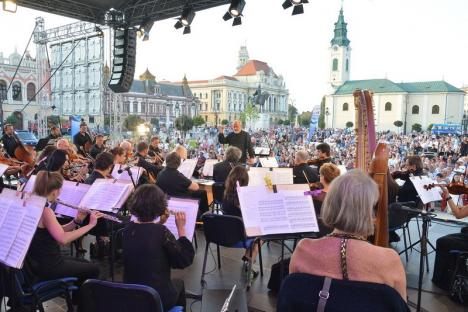 Rapsodia toamnei: Concert simfonic în Piaţa Unirii. Participarea este gratuită, dar spectatorii sunt îndemnaţi să doneze pentru o casă de copii