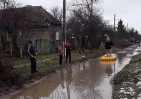 Anul nou, mizerie veche: Locuitorii dintr-un sat din Bihor au ieșit la pescuit pe... strada principală (VIDEO)