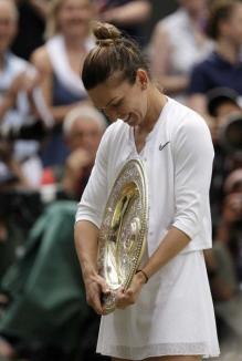 Victorie istorică: Simona Halep a învins-o pe Serena Williams şi a câştigat trofeul Wimbledon! (FOTO / VIDEO)