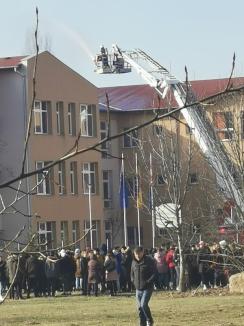 Foc în laboratorul de informatică: Elevii de la Colegiul Economic din Oradea au simulat un incendiu în şcoală (FOTO / VIDEO)