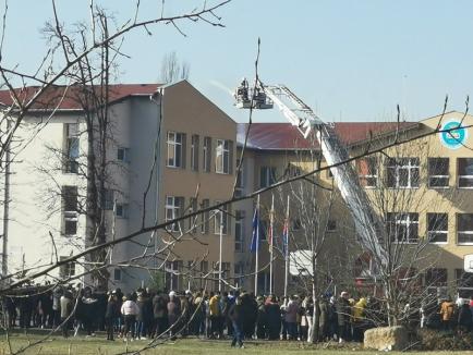 Foc în laboratorul de informatică: Elevii de la Colegiul Economic din Oradea au simulat un incendiu în şcoală (FOTO / VIDEO)