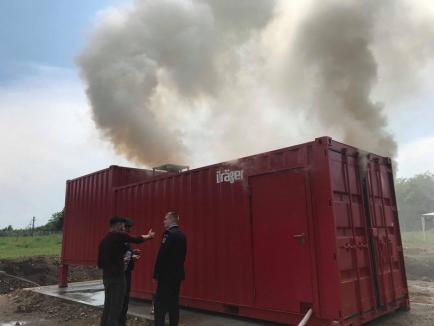 Inedit: La Diosig, viitorii pompieri învaţă să stingă focuri într-un container destinat simulărilor de incendii (FOTO / VIDEO)