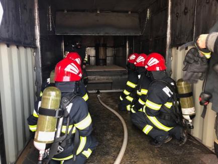 Inedit: La Diosig, viitorii pompieri învaţă să stingă focuri într-un container destinat simulărilor de incendii (FOTO / VIDEO)