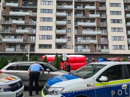 Nou incident în Oradea: O femeie ar fi amenințat că se aruncă de la etajul 5 al unui bloc Prima, numai că aceasta nu a fost de găsit acasă (FOTO/VIDEO)