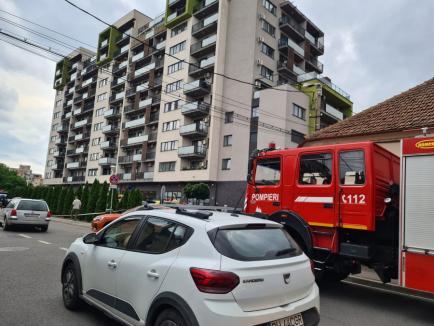 Nou incident în Oradea: O femeie ar fi amenințat că se aruncă de la etajul 5 al unui bloc Prima, numai că aceasta nu a fost de găsit acasă (FOTO/VIDEO)