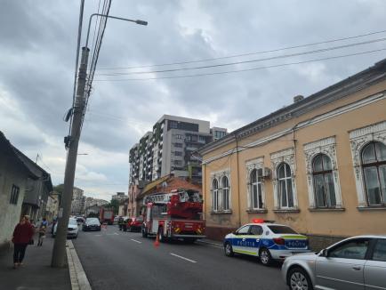 Nou incident în Oradea: O femeie ar fi amenințat că se aruncă de la etajul 5 al unui bloc Prima, numai că aceasta nu a fost de găsit acasă (FOTO/VIDEO)