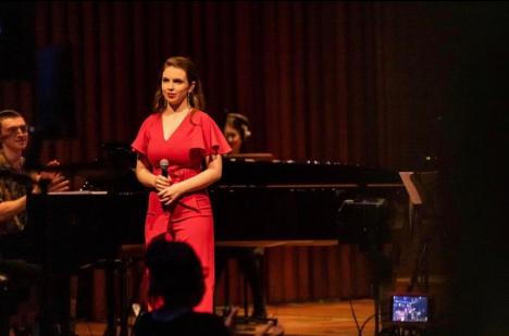 Muzică vindecătoare: O tânără din Oradea a devenit cântăreaţă de jazz în Londra, studiind la Conservatorul unde a absolvit Orlando Bloom (FOTO/VIDEO)
