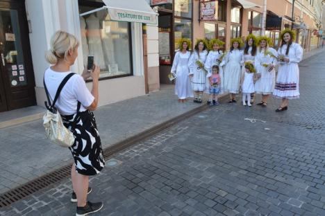 Şapte tinere dichisite au reînviat povestea Sânzienelor în zona centrală a Oradiei (FOTO)