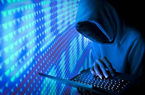 Un român i-ar fi ajutat pe hackerii ruși să atace site-uri din România. A fost prins în Marea Britanie