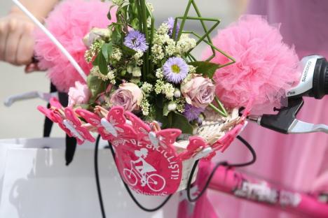 Participantele la SkirtBike Oradea au colorat în roz străzile oraşului, într-un tur pe biciclete (FOTO/VIDEO)