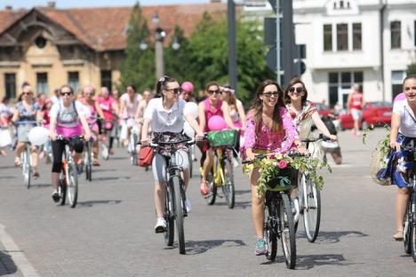Participantele la SkirtBike Oradea au colorat în roz străzile oraşului, într-un tur pe biciclete (FOTO/VIDEO)