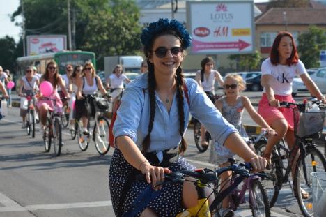 Bicicliste cochete au pedalat prin oraş, la SkirtBike Oradea. Incident la debutul marşului: un şofer a acroşat maşina Poliţiei Locale (FOTO / VIDEO)