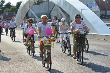 Bicicliste cochete au pedalat prin oraş, la SkirtBike Oradea. Incident la debutul marşului: un şofer a acroşat maşina Poliţiei Locale (FOTO / VIDEO)