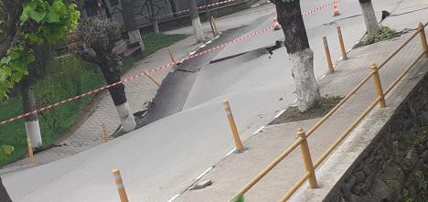 Se-ntâmplă-n România! O stradă s-a prăbușit într-un oraș din Prahova, localnicii au fost evacuați (FOTO)