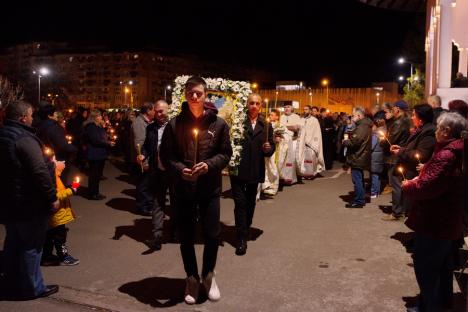 FOTO/VIDEO: Slujba de Înviere în Oradea: Mii de credincioși greco-catolici şi ortodocşi au mers în biserici să ia Lumină