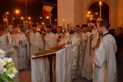 Hristos a înviat! Peste o mie de credincioşi ortodocşi şi greco-catolici au luat lumina Învierii printre săpăturile din centrul oraşului (FOTO)