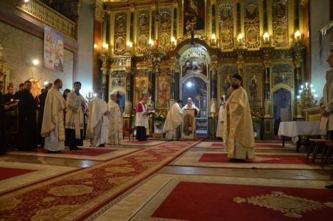 Hristos a înviat! Peste o mie de credincioşi ortodocşi şi greco-catolici au luat lumina Învierii printre săpăturile din centrul oraşului (FOTO)
