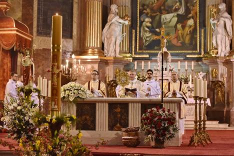 Paștile catolice la Oradea: Sute de credincioși au celebrat Învierea, la Bazilica Romano-Catolică (FOTO)