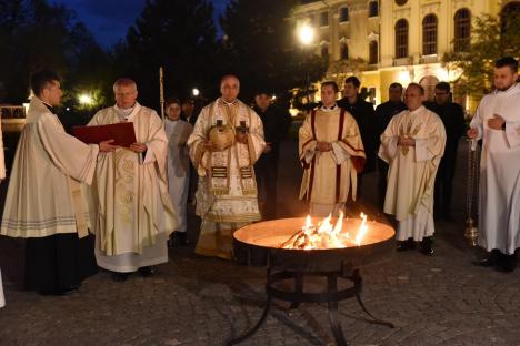 Cristos a Înviat! Credincioșii catolici sărbătoresc Paștele. La Oradea, coșurile cu bunătăți au fost sfințite de episcopii Böcskei și Bercea (FOTO)