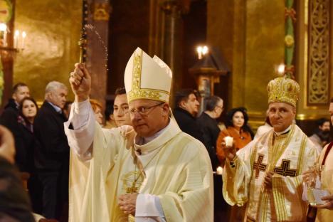 Cristos a Înviat! Credincioșii catolici sărbătoresc Paștele. La Oradea, coșurile cu bunătăți au fost sfințite de episcopii Böcskei și Bercea (FOTO)