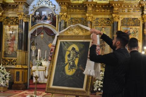 Credincioşii ortodocşi şi greco catolici din Oradea au înfruntat vremea rea pentru a lua lumina Învierii (FOTO / VIDEO)