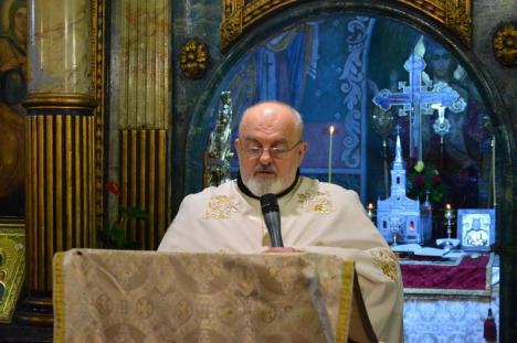 Credincioşii ortodocşi şi greco catolici din Oradea au înfruntat vremea rea pentru a lua lumina Învierii (FOTO / VIDEO)