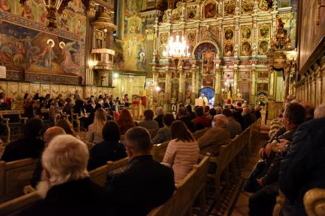 Hristos a înviat! Mii de orădeni ortodocși și greco-catolici au participat la slujba de Înviere în centrul orașului (FOTO / VIDEO)