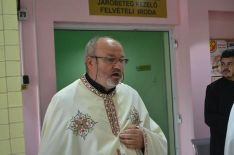 Jubileu prin rugăciune: Managerul Spitalului Municipal, Dacian Foncea, a  scos angajaţii la o slujbă religioasă în holul instituţiei (FOTO)