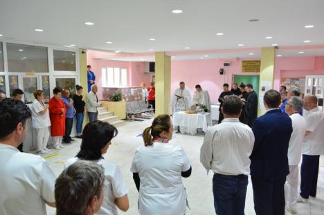 Jubileu prin rugăciune: Managerul Spitalului Municipal, Dacian Foncea, a  scos angajaţii la o slujbă religioasă în holul instituţiei (FOTO)