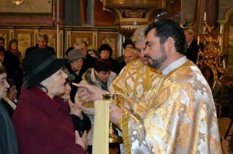 Sute de credincioşi ortodocşi şi catolici au participat la sfințirea apelor de Bobotează în bisericile din centrul Oradiei (FOTO / VIDEO)