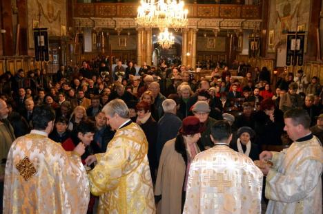 Sute de credincioşi ortodocşi şi catolici au participat la sfințirea apelor de Bobotează în bisericile din centrul Oradiei (FOTO / VIDEO)
