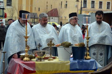 Sute de credincioşi ortodocşi şi catolici au participat la sfințirea apelor de Bobotează în bisericile din centrul Oradiei (FOTO / VIDEO)