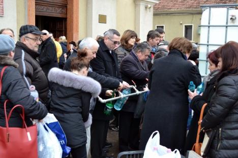 Sute de credincioşi ortodocşi şi catolici au participat la sfințirea apelor de Bobotează în bisericile din centrul Oradiei (FOTO / VIDEO)