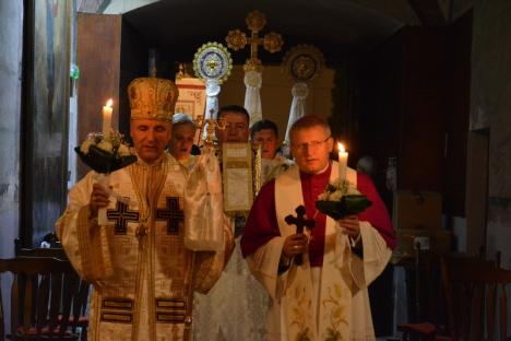 'Bucuraţi-vă!' Mii de credincioşi orădeni au participat la Slujba de Înviere în Oradea (FOTO)
