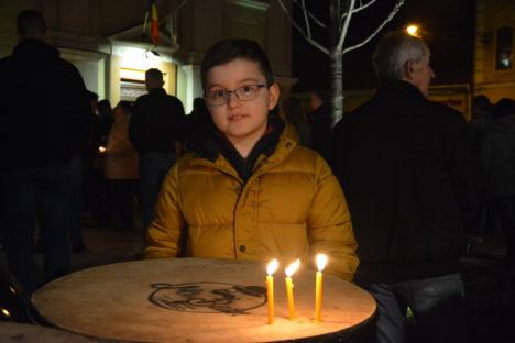 'Bucuraţi-vă!' Mii de credincioşi orădeni au participat la Slujba de Înviere în Oradea (FOTO)