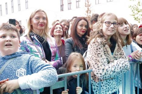 Smiley a fost al gojdiștilor! În premieră, în Oradea o asemenea vedetă le cântă elevilor în curtea școlii (FOTO / VIDEO)
