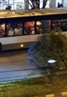 Incident în Oradea: Doi pasageri dintr-un autobuz au ajuns la spital în urma unei frâne bruşte (FOTO/VIDEO)