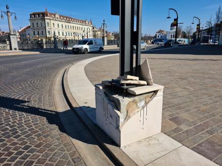 Ne enervează: Încă un stâlp făcut praf, în fața Primăriei Oradea (FOTO)