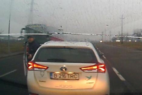 Mitocan în trafic: O femeie din Oradea, cât pe ce să fie luată la bătaie de un șofer enervat că l-a „blițuit” (VIDEO)