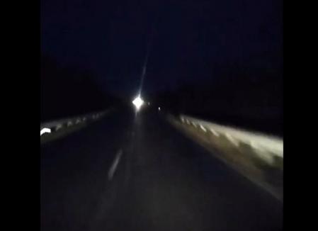 Pericol public! Şofer de Dacia filmat gonind pe întuneric cu 130 km/h, cu farurile stinse, pe drumul de Tinca (VIDEO)