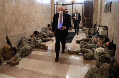 Imagini incredibile din Congresul SUA: soldaţi care dorm pe jos şi arme sprijinite de pereţi, în ziua în care A FOST VOTATĂ demiterea lui Trump (FOTO / VIDEO)