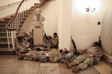Imagini incredibile din Congresul SUA: soldaţi care dorm pe jos şi arme sprijinite de pereţi, în ziua în care A FOST VOTATĂ demiterea lui Trump (FOTO / VIDEO)